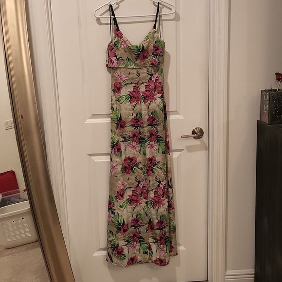 Beautiful
tropical lily and hibiscus floral Guess maxi dress size XS - Picture 7 of 10